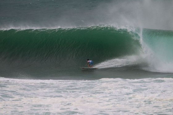 Maxime Huscenot (FRA) finds a clean barrel section but failed to advance out of round one. © ASP/ Kirstin